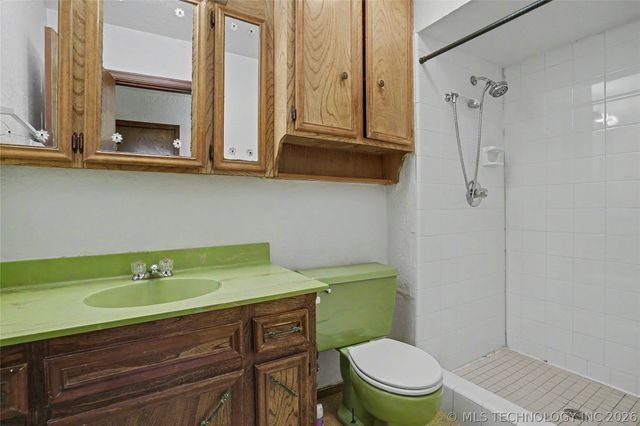 5706 S Columbia Place, Tulsa, OK 74105