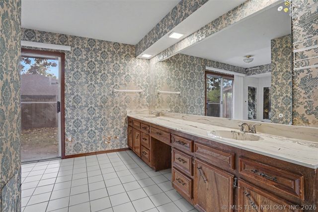 5706 S Columbia Place, Tulsa, OK 74105