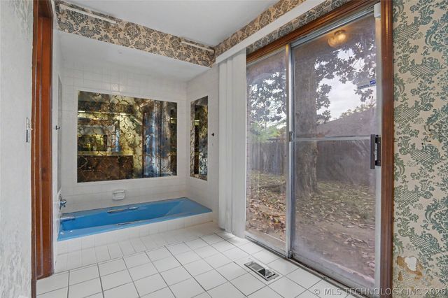 5706 S Columbia Place, Tulsa, OK 74105