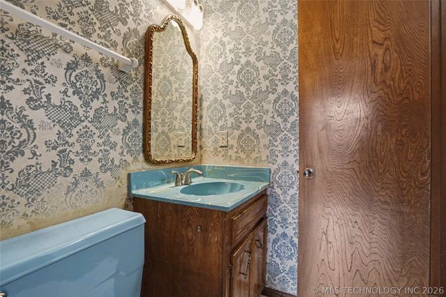 5706 S Columbia Place, Tulsa, OK 74105