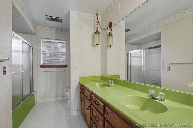 5706 S Columbia Place, Tulsa, OK 74105