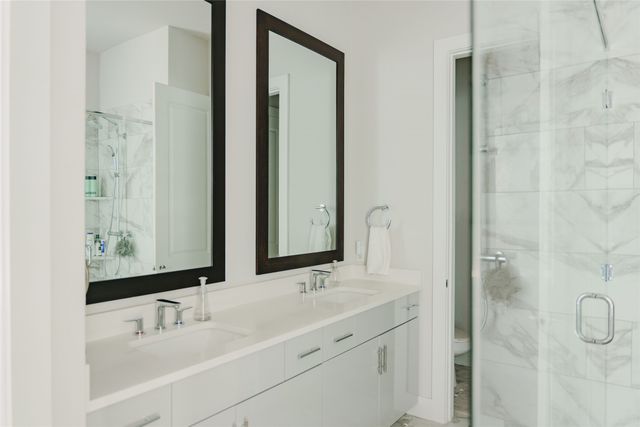 381 E Greenbriar Lane 1001, Dallas, TX 75203