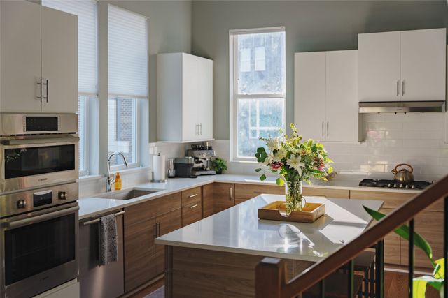 381 E Greenbriar Lane 1001, Dallas, TX 75203
