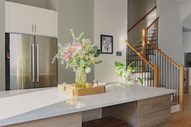 381 E Greenbriar Lane 1001, Dallas, TX 75203
