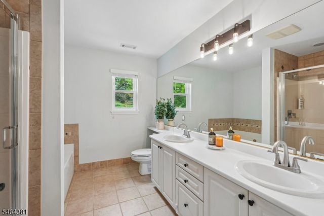 8001 Brittany Dr, Wayne Twp., NJ 07470