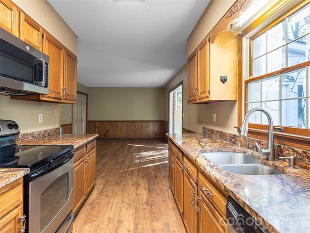 100 Wolf Shoals Drive, Hendersonville, NC 28739