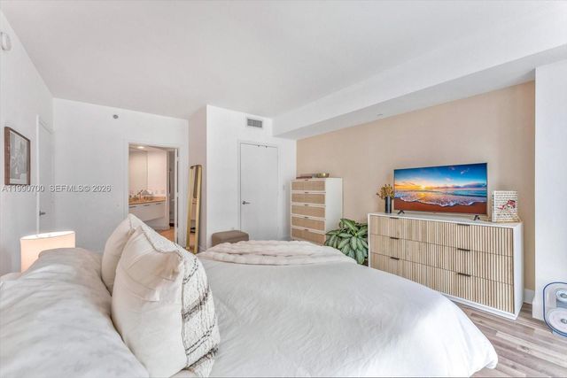 500 Brickell Ave 1810, Miami, FL 33131