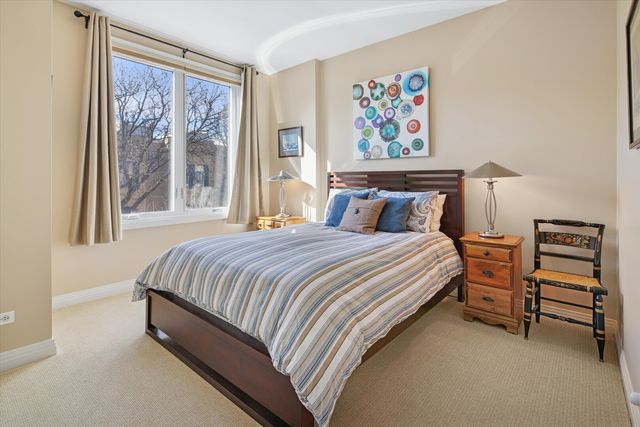 525 N PEORIA Street, Chicago, IL 60642