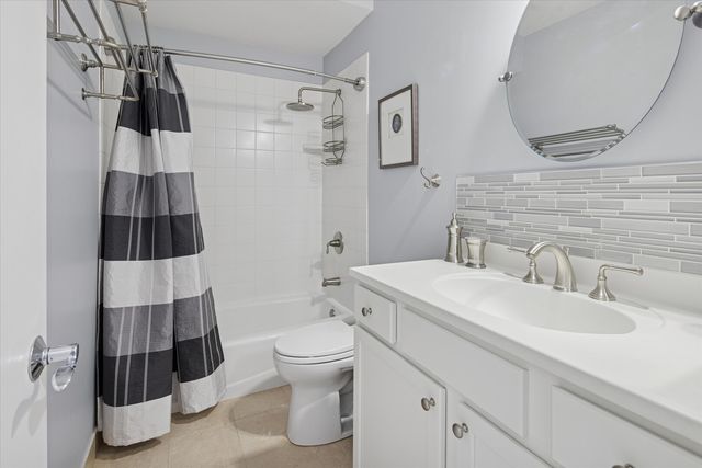 525 N PEORIA Street, Chicago, IL 60642