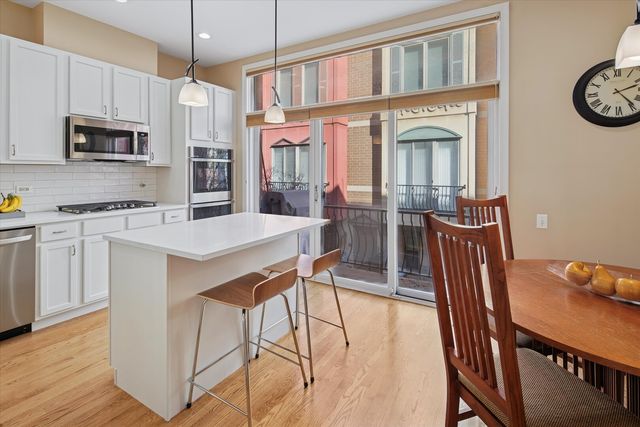 525 N PEORIA Street, Chicago, IL 60642