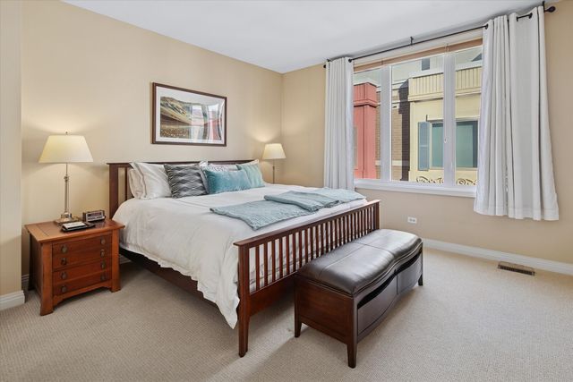 525 N PEORIA Street, Chicago, IL 60642