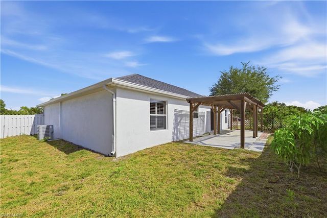 1082 Ridgeway DR, North Fort Myers, FL 33903