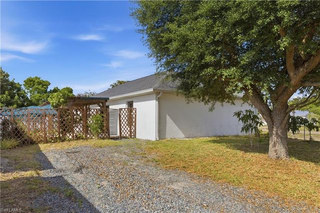 1082 Ridgeway DR, North Fort Myers, FL 33903