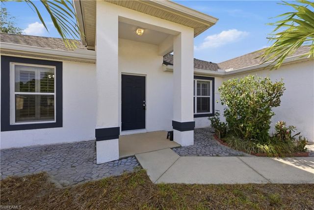 1082 Ridgeway DR, North Fort Myers, FL 33903