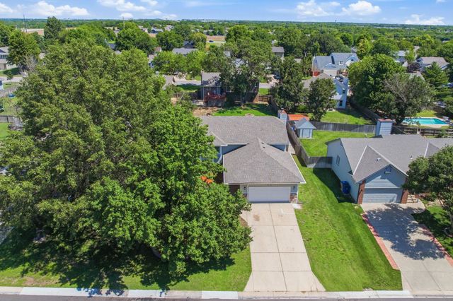 218 E Oak Meadows Rd, Derby, KS 67037