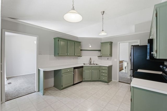 218 E Oak Meadows Rd, Derby, KS 67037