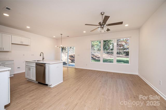 1449 4th Street SW, Hickory, NC 28602