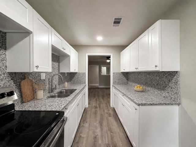 121 Lake Road, La Marque, TX 77568