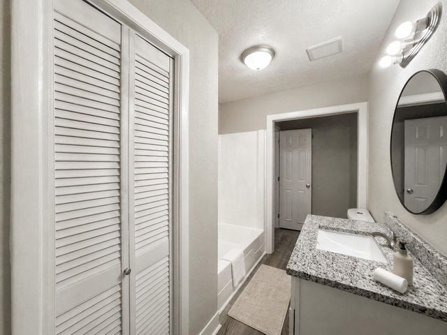 121 Lake Road, La Marque, TX 77568