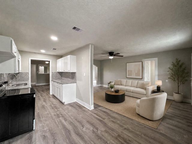 121 Lake Road, La Marque, TX 77568