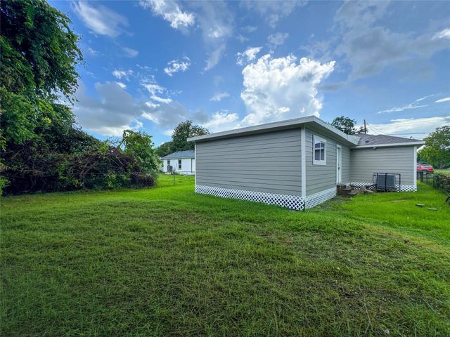 121 Lake Road, La Marque, TX 77568