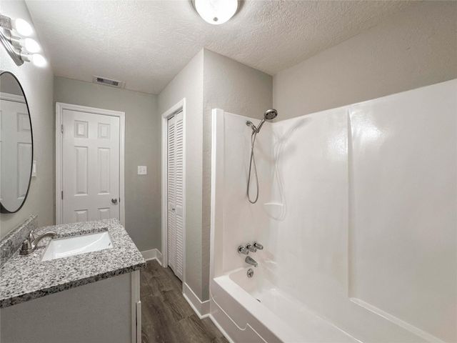 121 Lake Road, La Marque, TX 77568