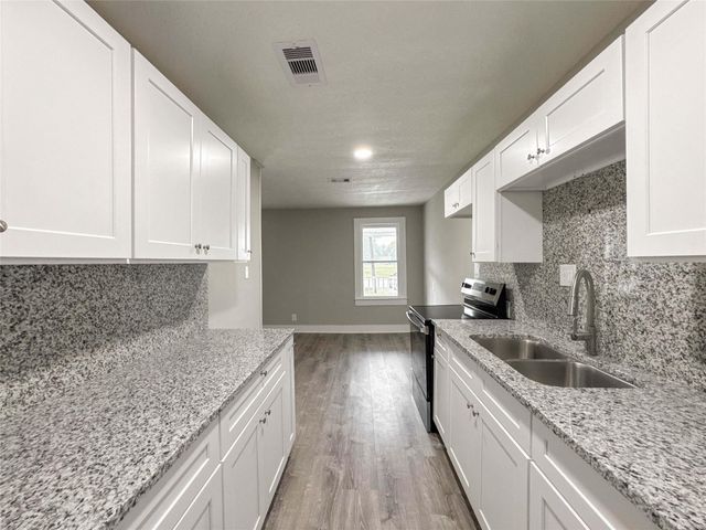 121 Lake Road, La Marque, TX 77568