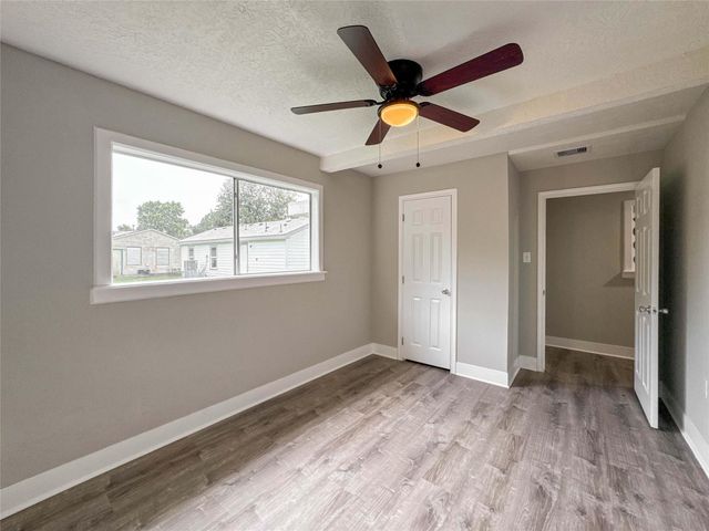121 Lake Road, La Marque, TX 77568