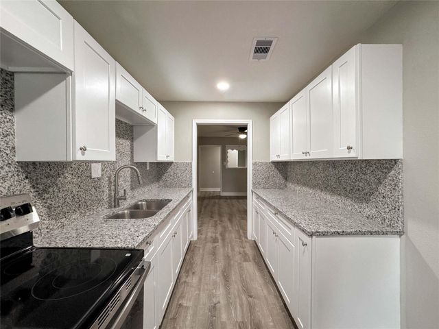 121 Lake Road, La Marque, TX 77568