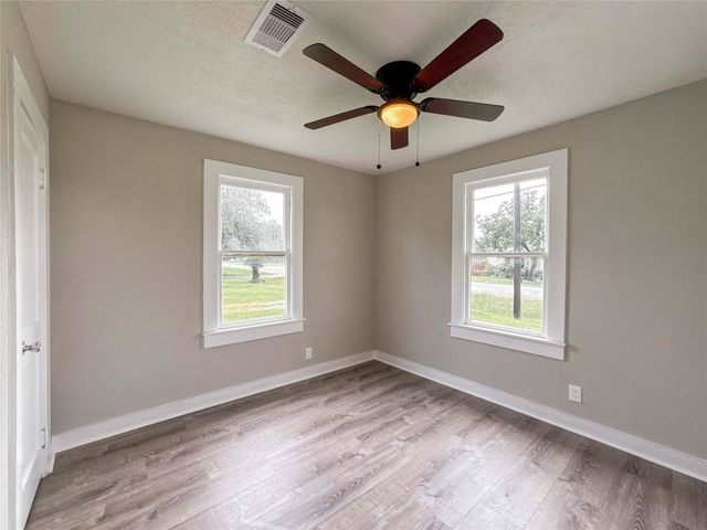 121 Lake Road, La Marque, TX 77568