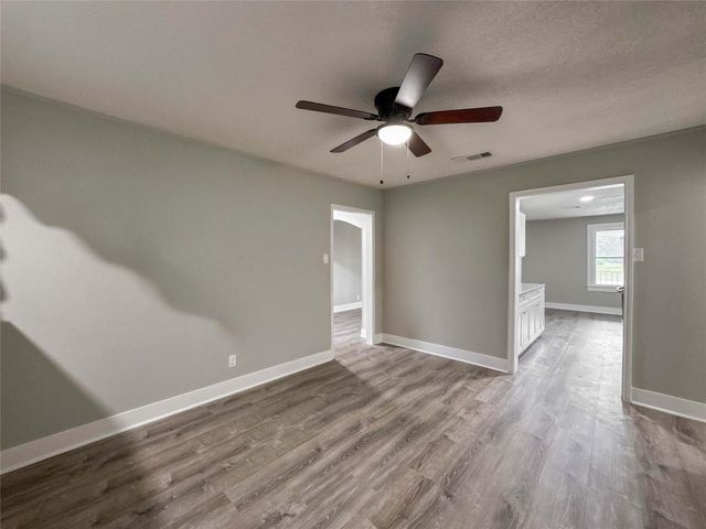 121 Lake Road, La Marque, TX 77568