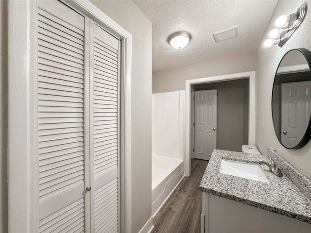 121 Lake Road, La Marque, TX 77568