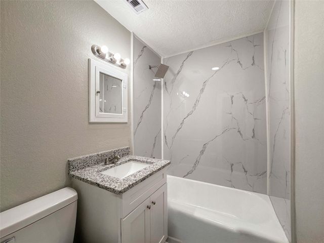 121 Lake Road, La Marque, TX 77568