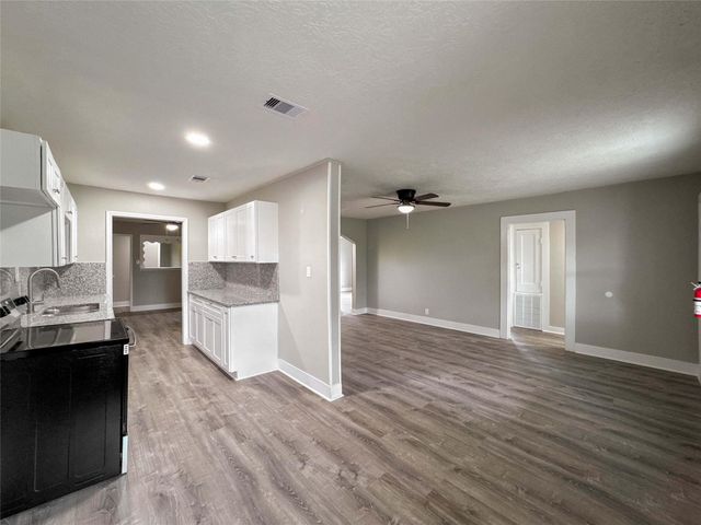121 Lake Road, La Marque, TX 77568