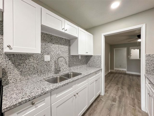121 Lake Road, La Marque, TX 77568
