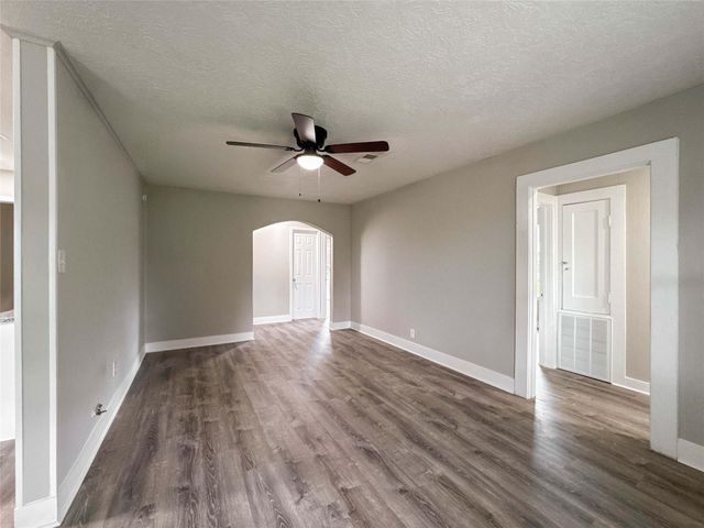 121 Lake Road, La Marque, TX 77568