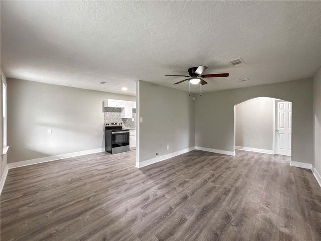 121 Lake Road, La Marque, TX 77568