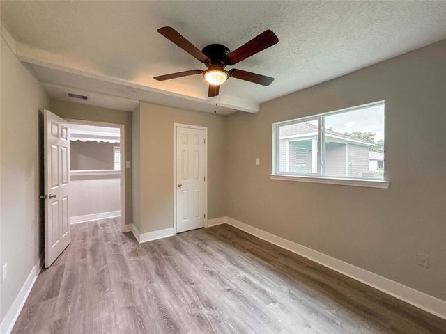 121 Lake Road, La Marque, TX 77568