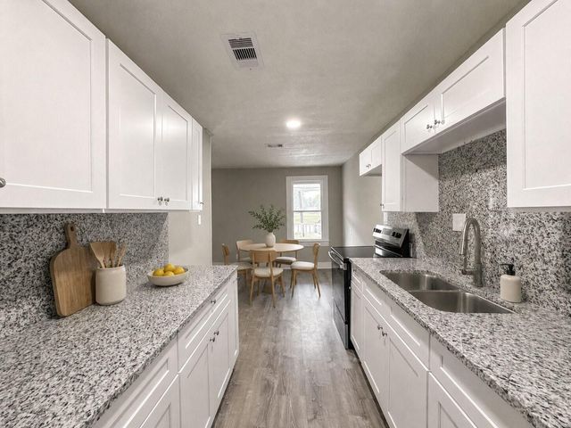 121 Lake Road, La Marque, TX 77568