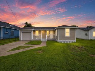 121 Lake Road, La Marque, TX 77568
