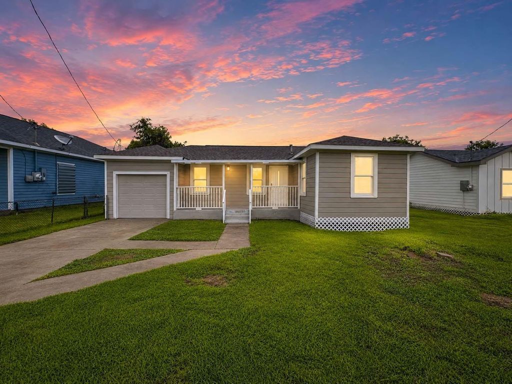 121 Lake Road, La Marque, TX 77568