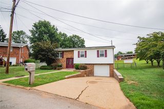 1665 LAKE HILLS Court, Parkersburg, WV 26101