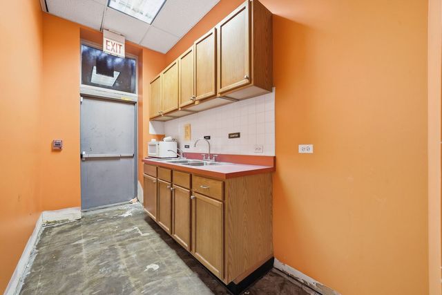 222 E 61st Street, Chicago, IL 60637