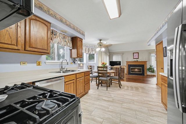 915 Joan Court, Naperville, IL 60540