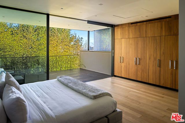 9410 Sierra Mar Place, Los Angeles, CA 90069