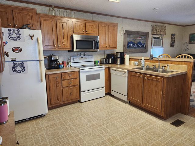 162 Grape Ln, Grand Isle, LA 70358