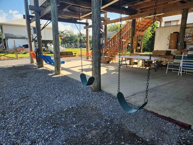 162 Grape Ln, Grand Isle, LA 70358