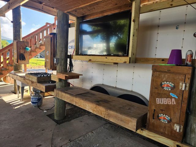 162 Grape Ln, Grand Isle, LA 70358