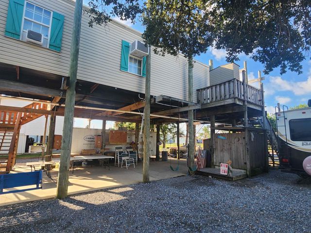 162 Grape Ln, Grand Isle, LA 70358