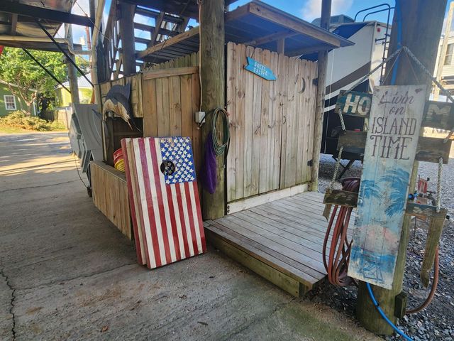 162 Grape Ln, Grand Isle, LA 70358